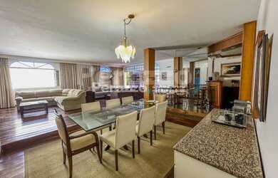 Imagem: A casa à venda possui 4 Dormitórios, 5 Banheiros, 5 Vagas