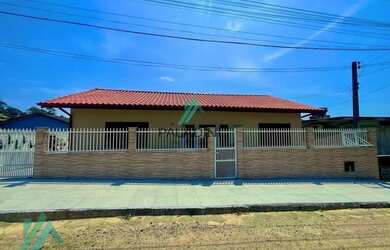 Imagem: A casa possui 3 Dormitórios, 2 Banheiros, 2 Vagas na garagem