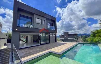 Imagem: A casa em condomínio possui 4 Dormitórios, 5 Banheiros, 4