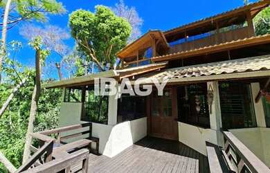 Imagem: A casa possui 4 Dormitórios, 5 Banheiros, 2 Vagas na garagem