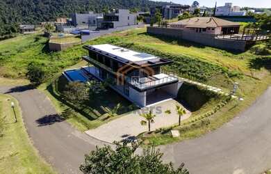 Imagem: A casa em condomínio possui 5 Dormitórios, 3 Banheiros, 5