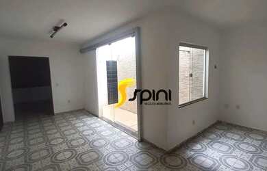 Imagem: A casa possui 3 Dormitórios, 2 Banheiros, 1 Vaga na garagem