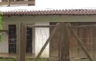 Imagem: A casa possui 4 Dormitórios, 1 Banheiro, 1 Vaga na garagem