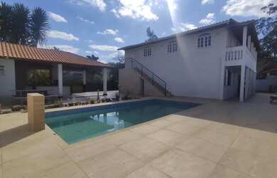 Imagem: A casa possui 4 Dormitórios, 2 Banheiros, 2 Vagas na garagem