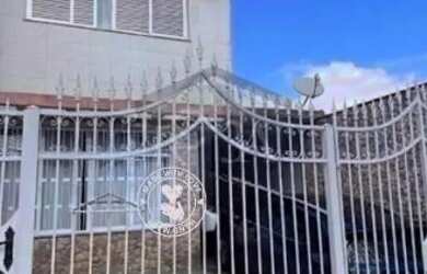 Imagem: A casa possui 3 Dormitórios, 3 Banheiros, 3 Vagas na garagem