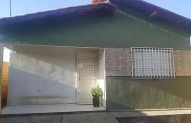 Imagem: A casa possui 3 Dormitórios, 2 Banheiros, 1 Vaga na garagem