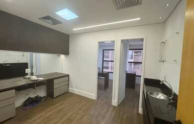 Imagem: O depósito possui 1 Vaga na garagem, 32m² de Área e está