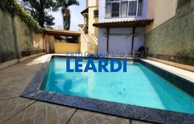 Imagem: A casa possui 3 Dormitórios, 5 Banheiros, 4 Vagas na garagem