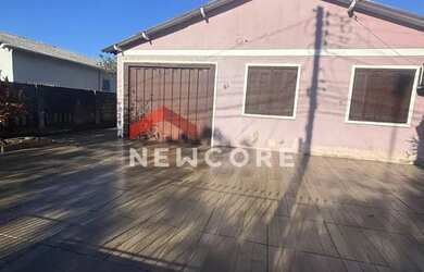 Imagem: A casa possui 3 Dormitórios, 2 Banheiros, 2 Vagas na garagem