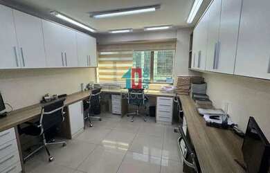 Imagem: O depósito possui 3 Vagas na garagem, 59m² de Área e está