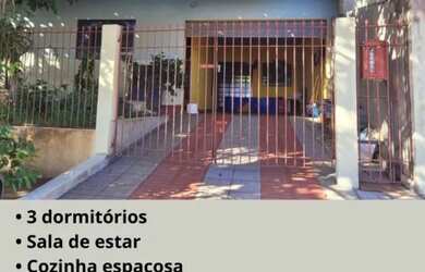 Imagem: A casa possui 3 Dormitórios, 1 Banheiro, 2 Vagas na garagem