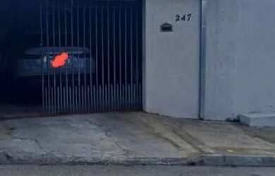 Imagem: A casa possui 2 Dormitórios, 2 Banheiros, 2 Vagas na garagem