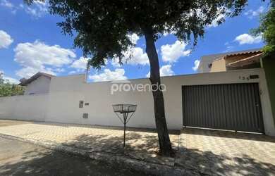 Imagem: A casa possui 3 Dormitórios, 4 Banheiros, 5 Vagas na garagem