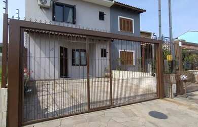 Imagem: A casa possui 4 Dormitórios, 3 Banheiros, 2 Vagas na garagem