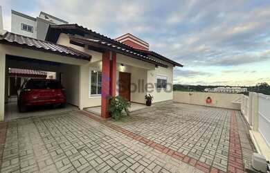 Imagem: A casa possui 2 Dormitórios, 1 Banheiro, 1 Vaga na garagem