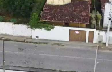 Imagem: A casa possui 3 Dormitórios, 2 Banheiros, 2 Vagas na garagem