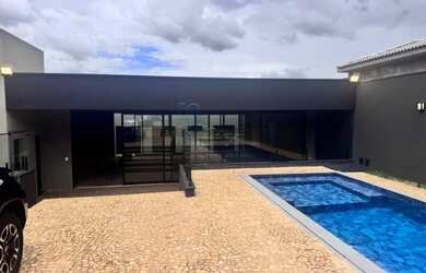 Imagem: A casa possui 3 Dormitórios, 3 Banheiros, 5 Vagas na garagem