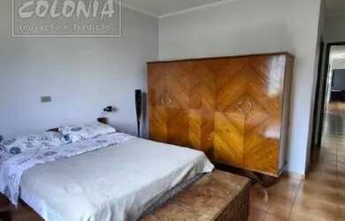 Imagem: A casa possui 3 Dormitórios, 3 Banheiros, 5 Vagas na garagem