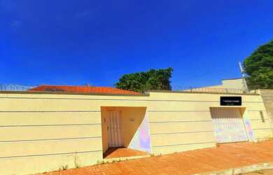 Imagem: A casa possui 2 Dormitórios, 1 Banheiro, 2 Vagas na garagem