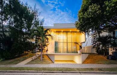 Imagem: A casa em condomínio possui 4 Dormitórios, 4 Banheiros, 4