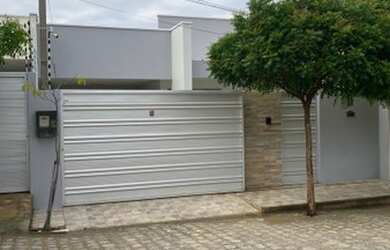 Imagem: A casa possui 3 Dormitórios, 2 Banheiros, 2 Vagas na garagem