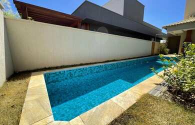 Imagem: A casa em condomínio possui 3 Dormitórios, 3 Banheiros, 217m²