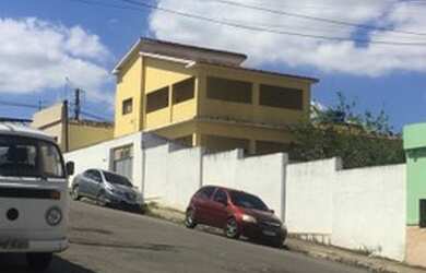 Imagem: A casa possui 5 Dormitórios, 3 Banheiros, 2 Vagas na garagem