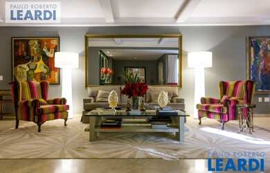 Imagem: A casa em condomínio possui 4 Dormitórios, 5 Banheiros, 5