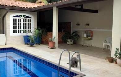 Imagem: A casa possui 4 Dormitórios, 3 Banheiros, 1 Vaga na garagem