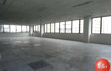 Imagem: O depósito possui 5 Vagas na garagem, 1.016m² de Área e