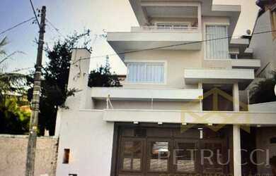 Imagem: A casa possui 4 Dormitórios, 3 Banheiros, 4 Vagas na garagem