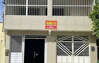 Imagem: A casa possui 4 Dormitórios, 2 Banheiros, 1 Vaga na garagem