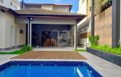 Imagem: A casa e possui 3 Dormitórios, Suítes, 5 Banheiros, 3 Vagas