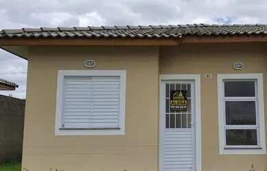 Imagem: A casa possui 2 Dormitórios, 1 Banheiro, 2 Vagas na garagem