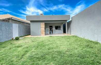 Imagem: A casa possui 3 Dormitórios, 1 Banheiro, 3 Vagas na garagem