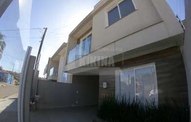 Imagem: A casa possui 3 Dormitórios, 1 Banheiro, 2 Vagas na garagem