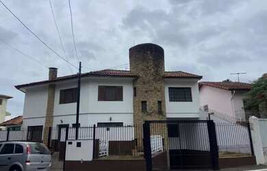 Imagem: A casa possui 4 Dormitórios, 4 Banheiros, 5 Vagas na garagem