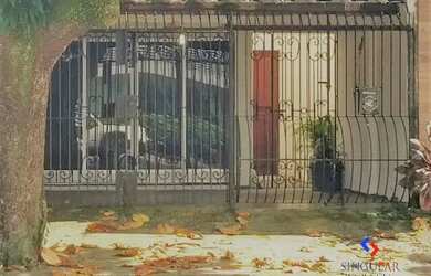 Imagem: A casa possui 3 Dormitórios, 2 Banheiros, 1 Vaga na garagem