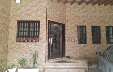 Imagem: A casa possui 3 Dormitórios, 4 Banheiros, 2 Vagas na garagem