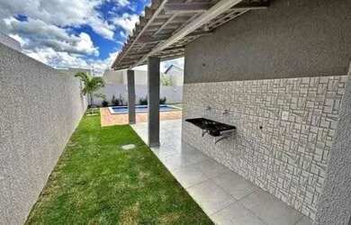 Imagem: A casa possui 3 Dormitórios, 2 Banheiros, 2 Vagas na garagem