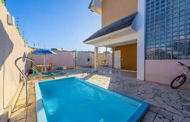 Imagem: A casa possui 4 Dormitórios, 3 Banheiros, 5 Vagas na garagem