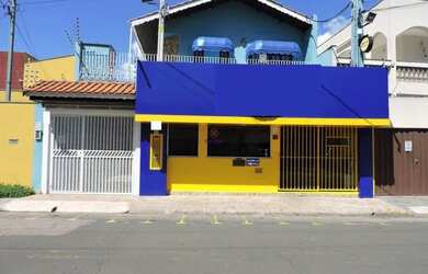 Imagem: A casa possui 3 Dormitórios, 3 Banheiros, 1 Vaga na garagem