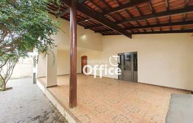 Imagem: A casa possui 3 Dormitórios, 2 Banheiros, 2 Vagas na garagem