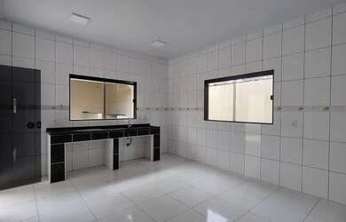 Imagem: A casa possui 3 Dormitórios, 2 Banheiros, 1 Vaga na garagem