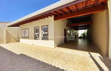 Imagem: A casa possui 3 Dormitórios, 3 Banheiros, 5 Vagas na garagem