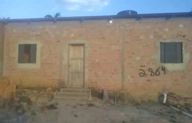 Imagem: A casa possui 2 Dormitórios, 1 Banheiro e 5 Vagas na garagem