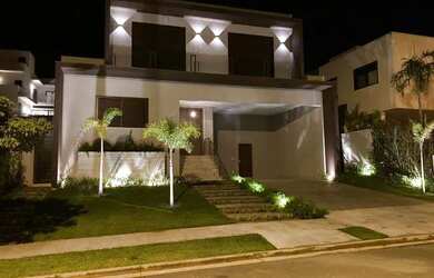 Imagem: A casa possui 4 Dormitórios, 5 Banheiros, 5 Vagas na garagem