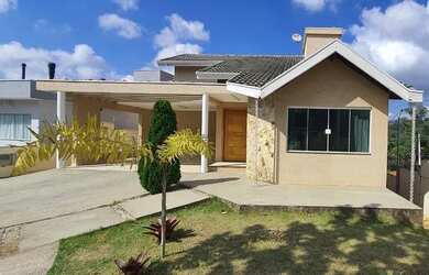 Imagem: A casa em condomínio possui 4 Dormitórios, 4 Banheiros, 4