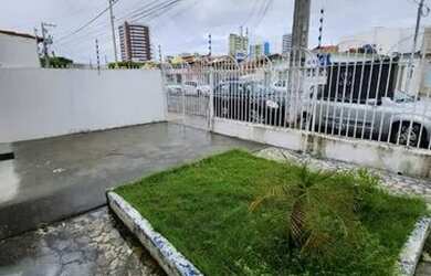 Imagem: A casa possui 5 Dormitórios, 3 Banheiros, 2 Vagas na garagem