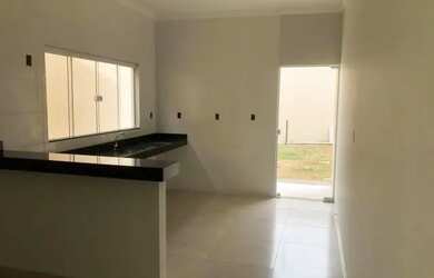 Imagem: A casa possui 3 Dormitórios, 2 Banheiros, 2 Vagas na garagem